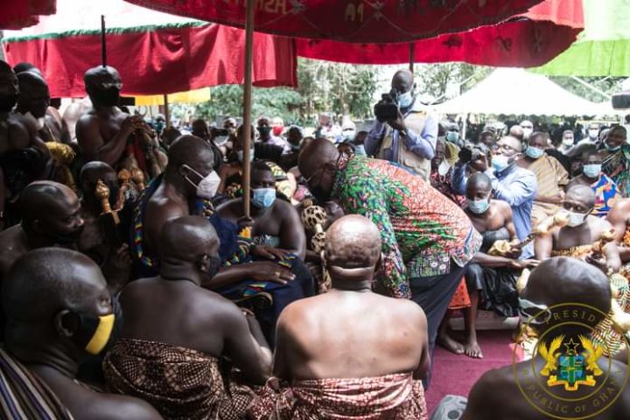 PRESIDENT NANA ADDO BOWS BEFORE ASANTEHENE