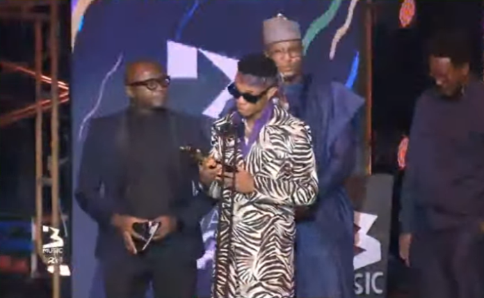 KIDI RECEIVING AWARD AT THE 2021 3 MUSIC AWARDS