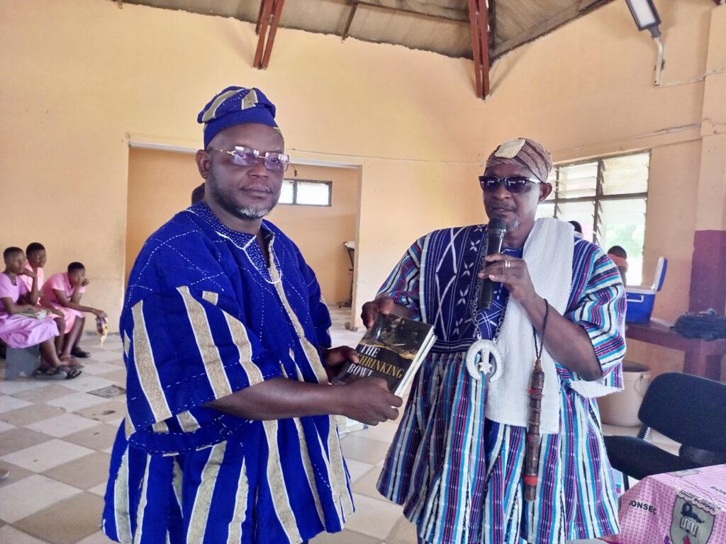 Bonaba Baba Salifu Lemyaarum presenting the books