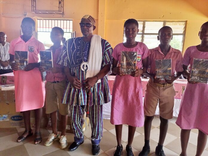 Beneficiary students with the literature books