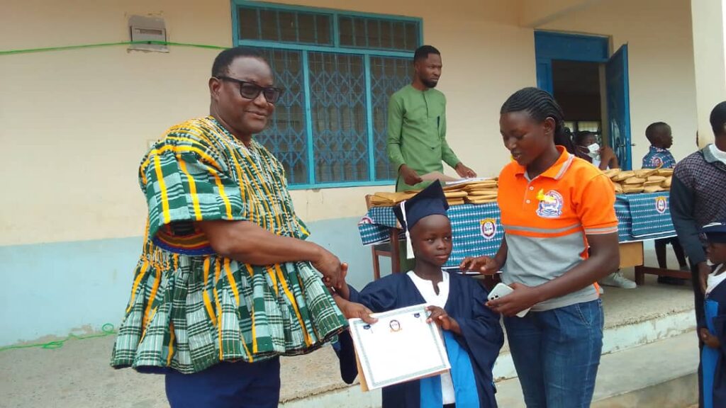 GRADUANDS PRESENTED WITH CERTIFICATES