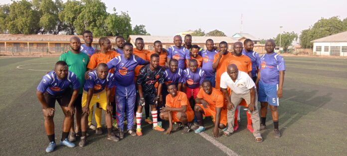 ex-players of both teams posed for a picture after the match